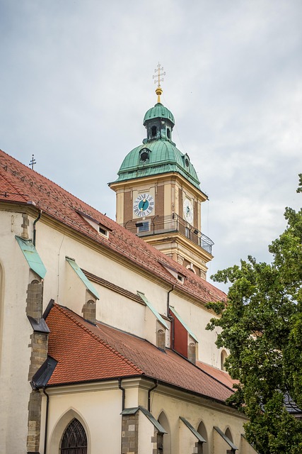 Bewegungssensor an der Decke installiert zur Aktivitätserkennung in der Wohnung