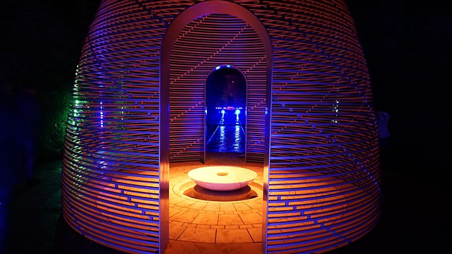 Pflegekraft nutzt digitalen Zugangscode an der Wohnungstür mit Zeitprotokoll