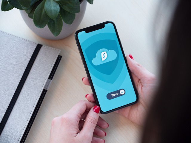 Smartphone-App Dashboard mit Aktivitätsübersicht und Benachrichtigungsstatus